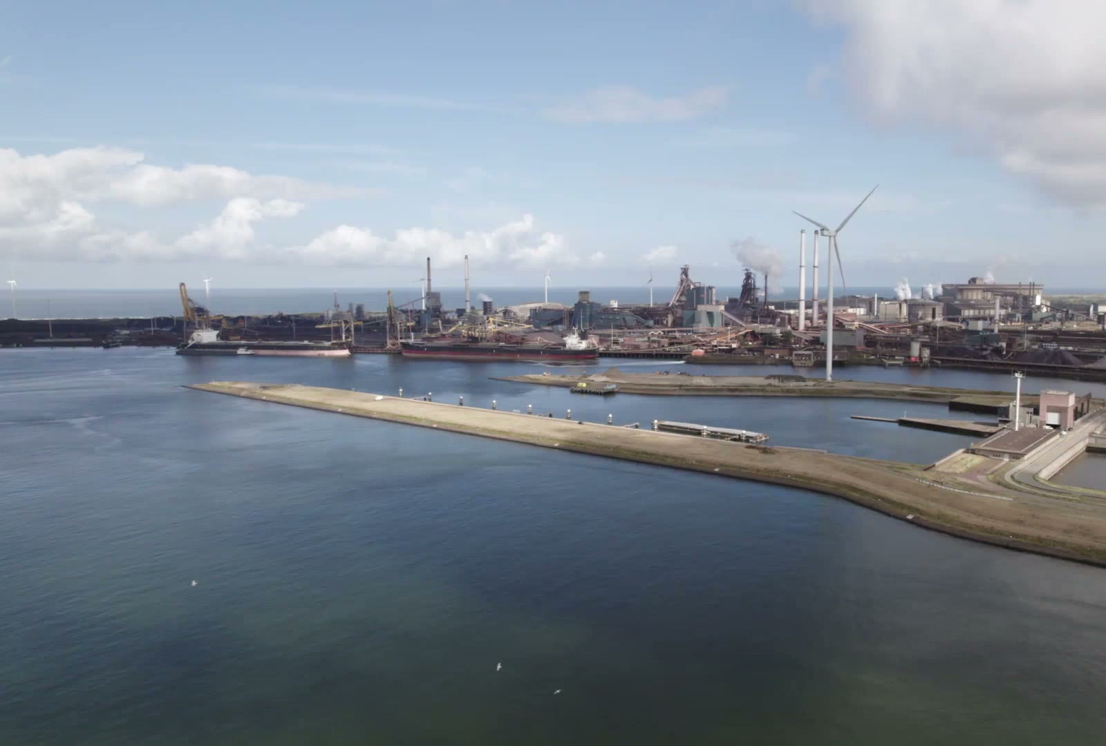 Industrieel terrein aan het water